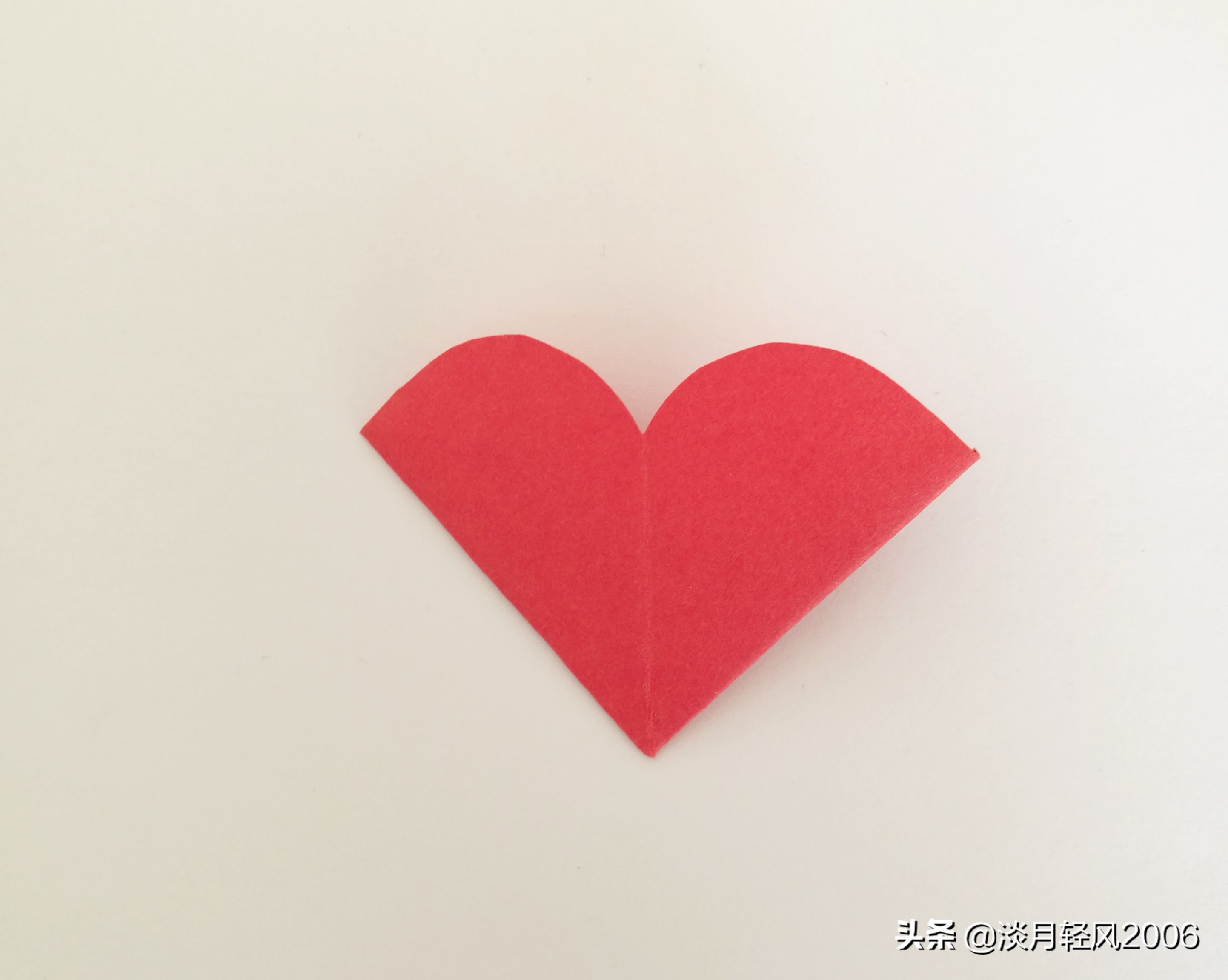 简单有趣的卡纸折心,小孩子拿卡纸折爱心