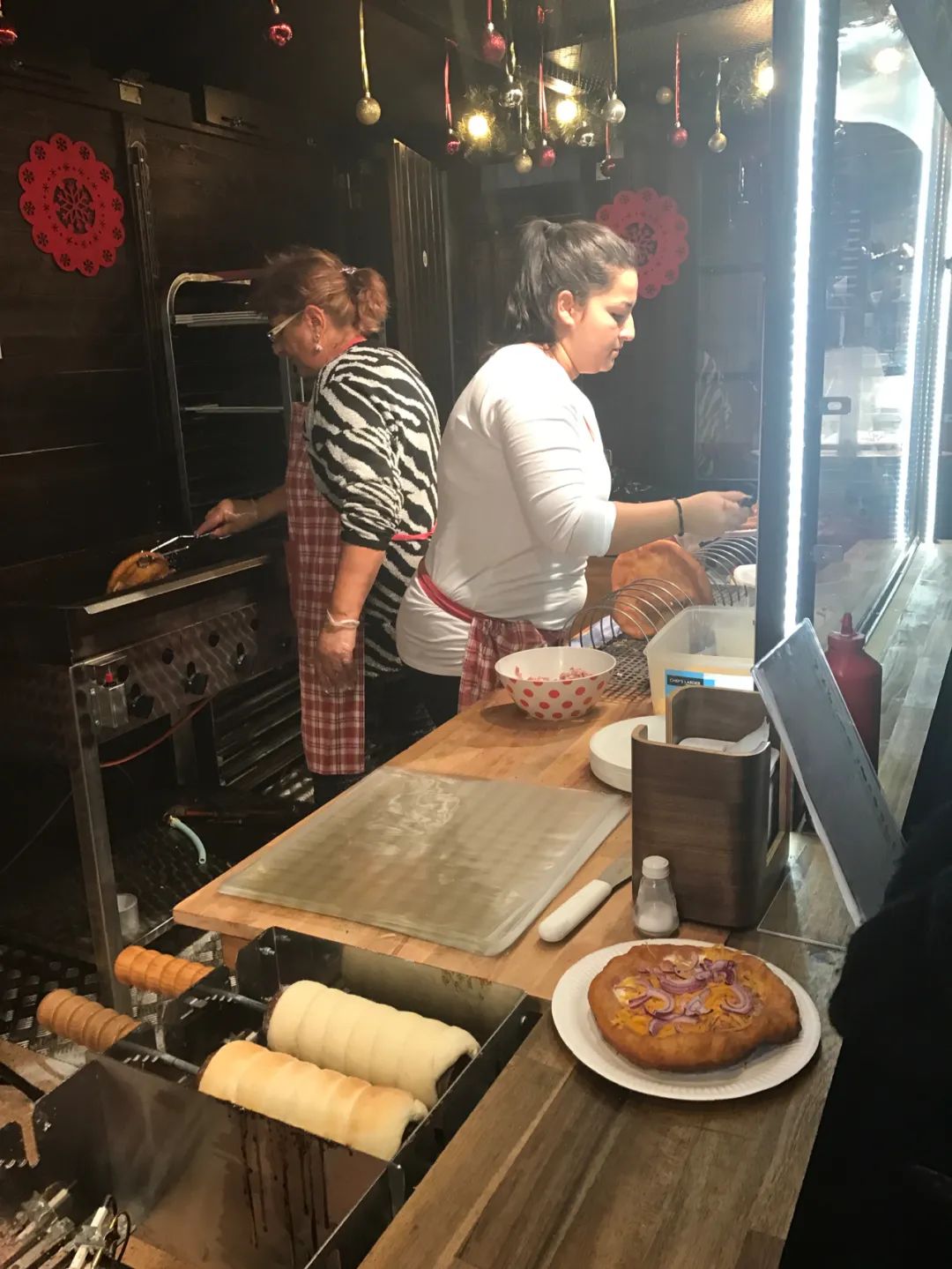 万人定闹钟早起云约早饭，为了去世界各地摆摊卖小吃做准备