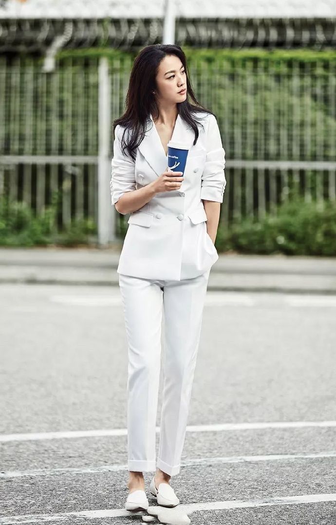 汤唯简单随性穿搭穿出满满大牌感,汤唯穿黑西装外套尽显气质