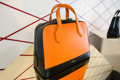 男的赚钱女的也要赚钱,男的挣钱养家女的挣钱只养自己