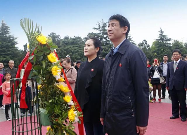 记者拍下照片，方知他是主席外孙，在亚运村当服务员拒绝组织帮助