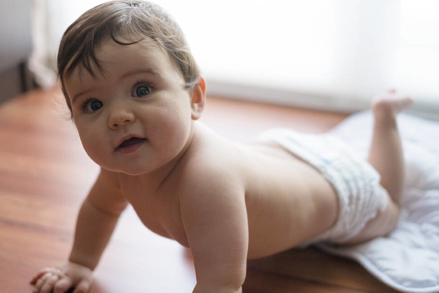 宝宝老是要趴着睡翻过来就哭,宝宝喜欢趴着睡要把他翻过来吗