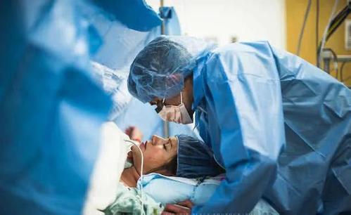 深夜产房：孕妈宫颈松，胎儿遇早产，给子宫扎口袋医生变裁缝