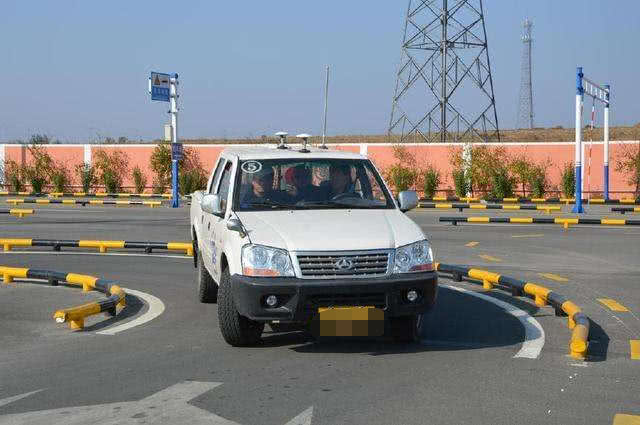 开车时看不见车头如何判断距离,轿车视野看不见车头怎么判断距离