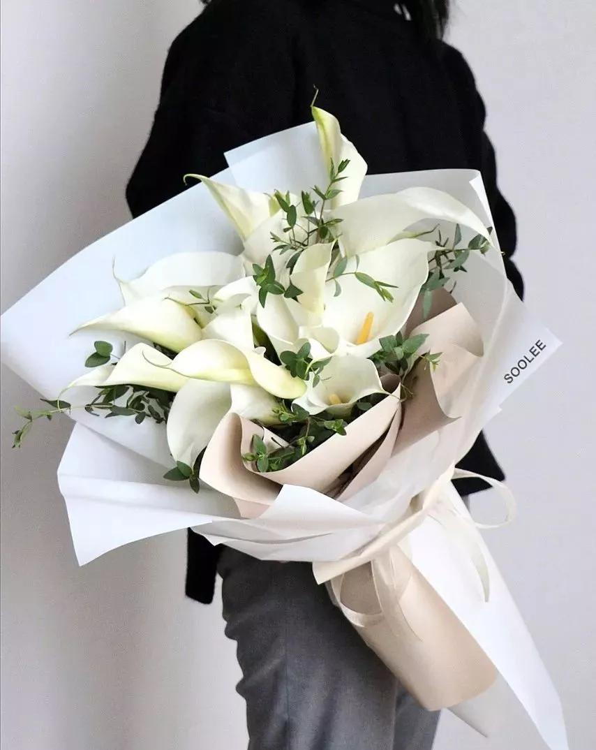 花要不要经常换水,花材正确处理方式及日常养护