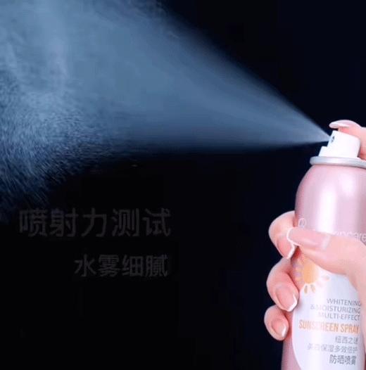全身喷满防水喷雾,防晒美白嫩亮肌肤