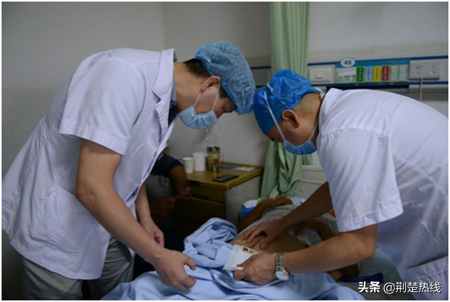 女子意外从三楼摔下受伤,湖北女子意外高空坠落