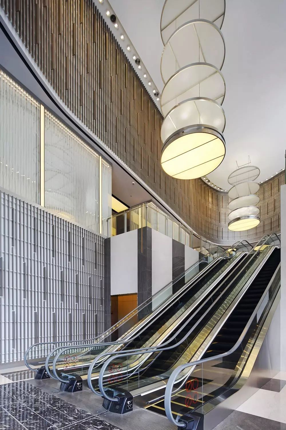 他是LV*用御**设计师，打造了五座LV旗舰店，用的竟是……