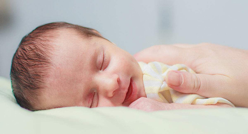 每次哄娃哄睡都一个姿势,宝宝哭闹哄睡的方法