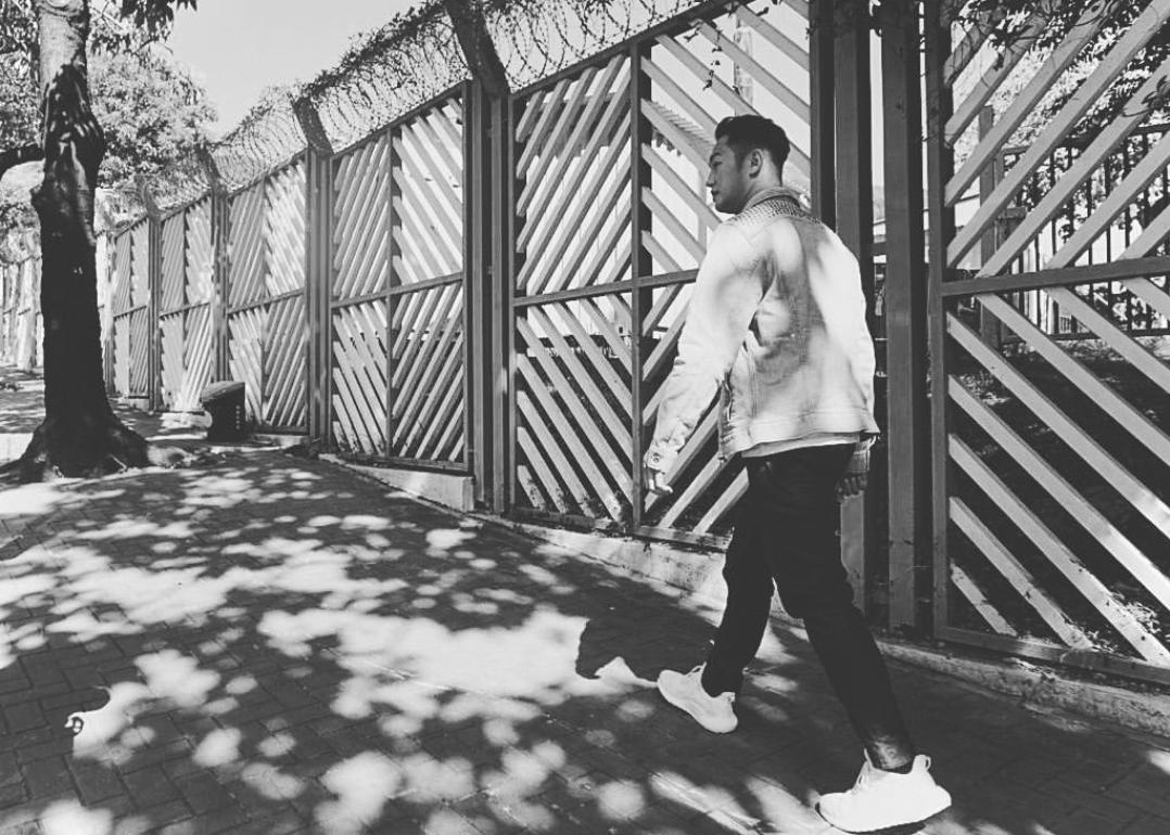 曾被誉为陈奕迅接班人却因藏毒而事业下滑如今与女友分手