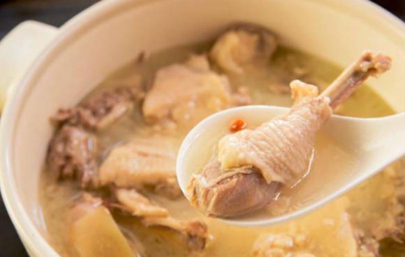 小狗拉暗红色稀水,小狗吐黄绿色的沫不吃东西