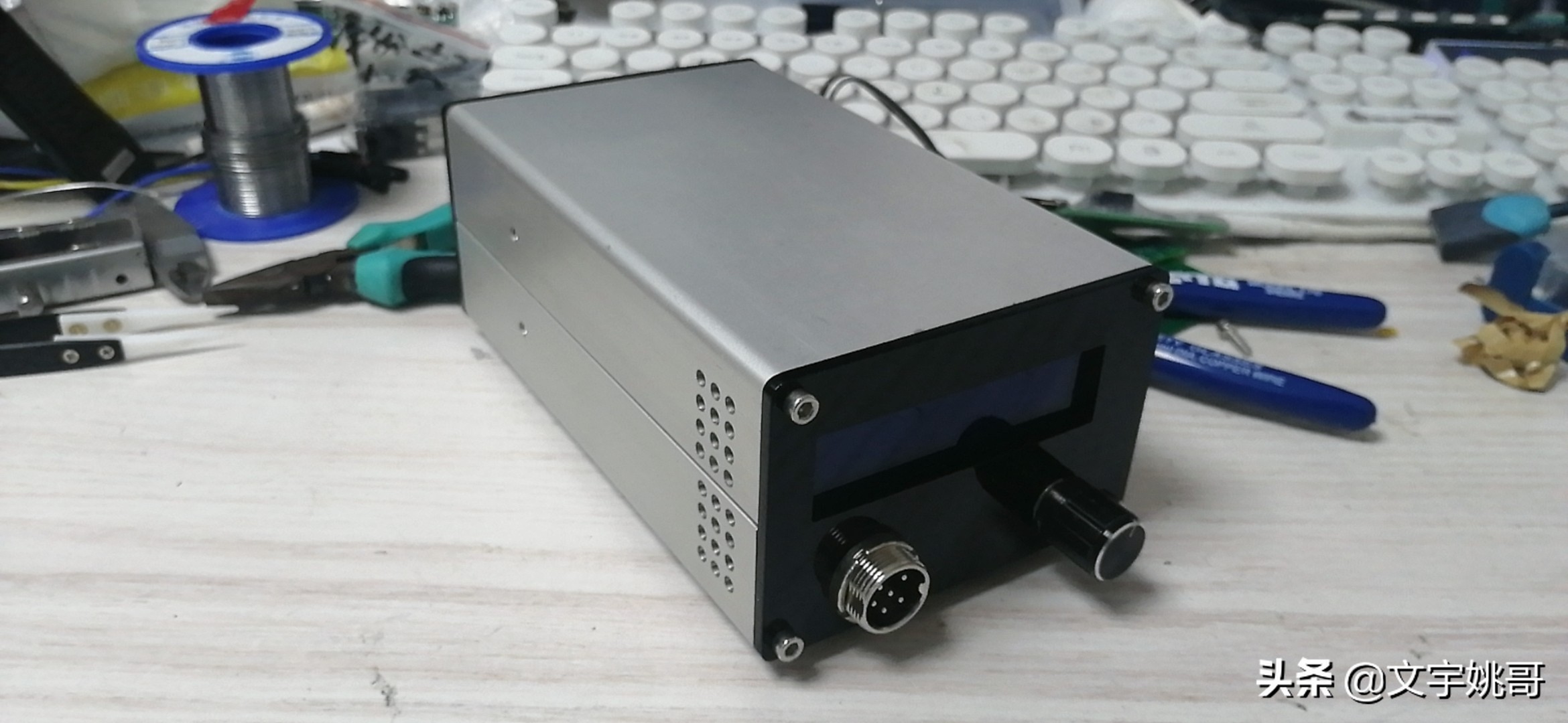 还在玩T12吗?快来看看用WY710高频烙铁主板组装台高性能高频烙铁