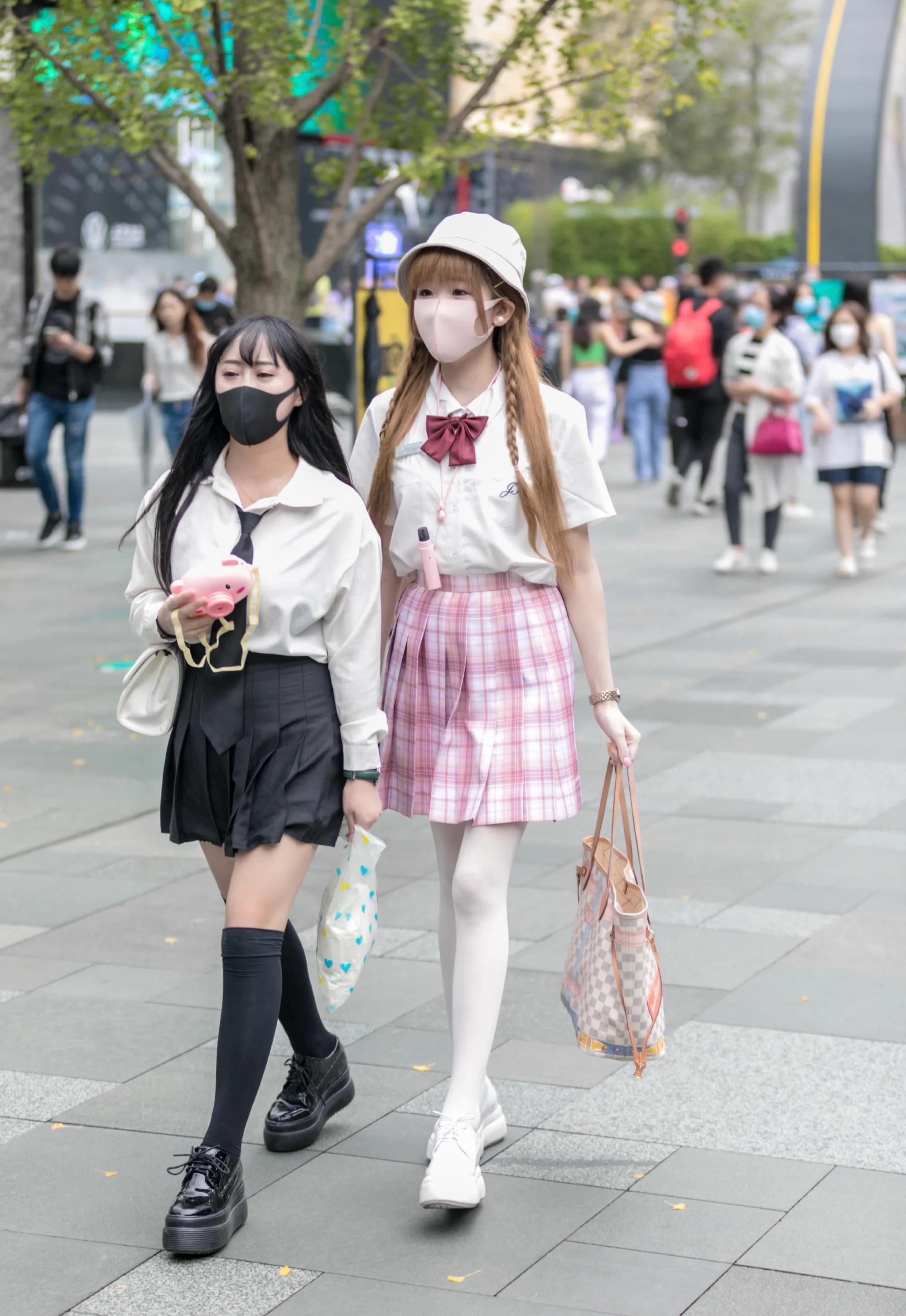 街拍穿搭时尚潮流包包,背小ck包包街拍