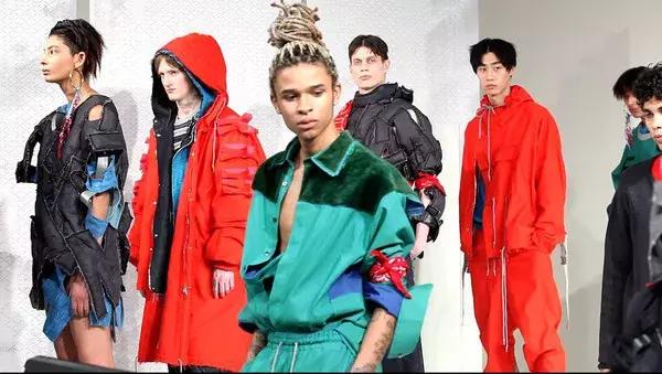 “誒，把你做的男装趋势笔记借我抄下”