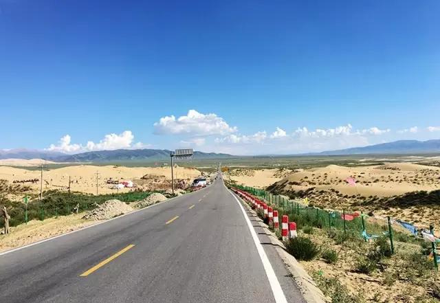在公路旁随手一拍都是美景,中国有一条公路每一公里都是美景