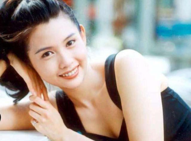 他“卖水货”起家，靠老婆上市身家10亿，修一栋5层车库专放豪车