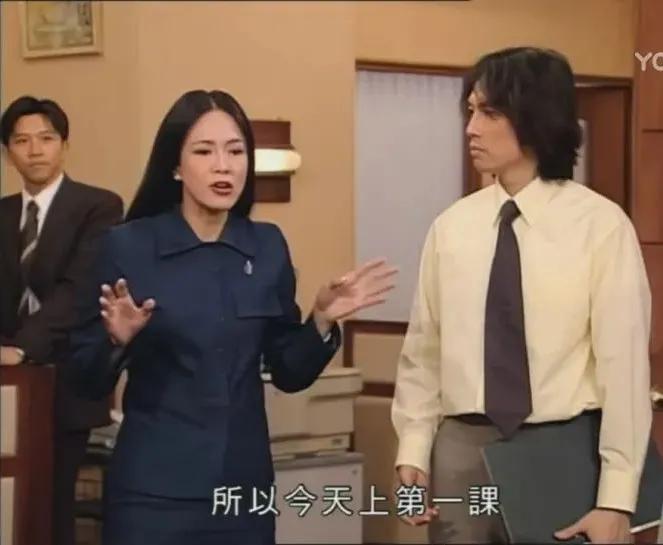 还记得2000年拿下黄子华的中环女律师MissMo穿过什么吗？