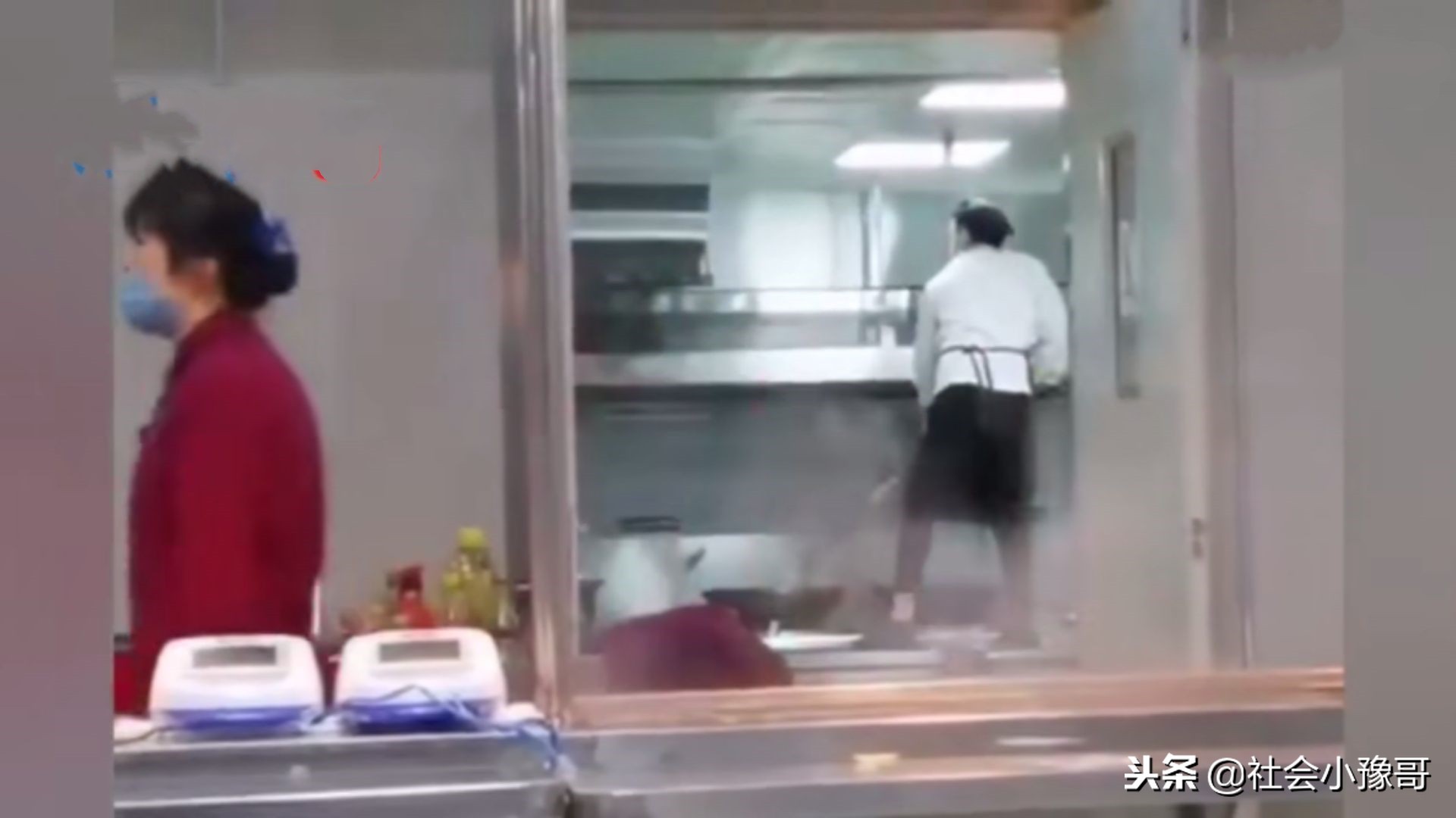 餐厅服务员洗拖把,饭店保洁员收拾餐桌视频