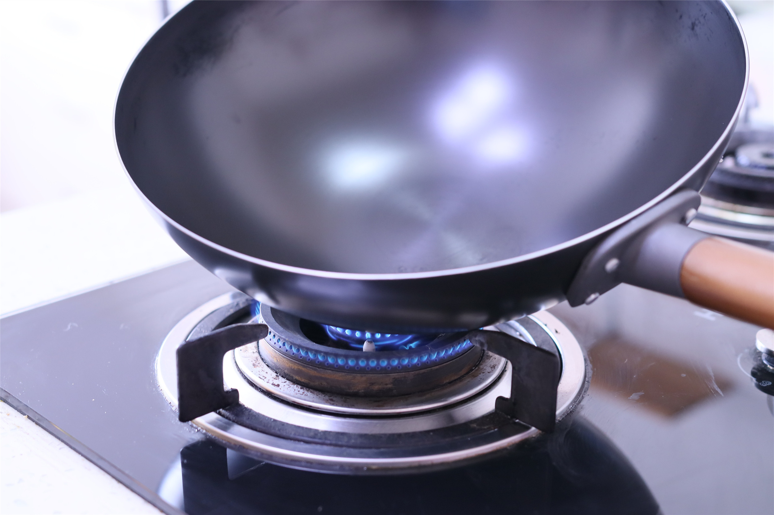 新买的铁锅切记别直接开锅,新不粘铁锅要开锅吗