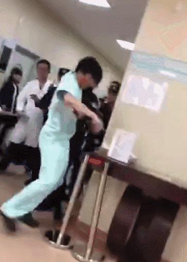 这个医生给患者加号被“报警”,想把患者看完,却被“强制带走”