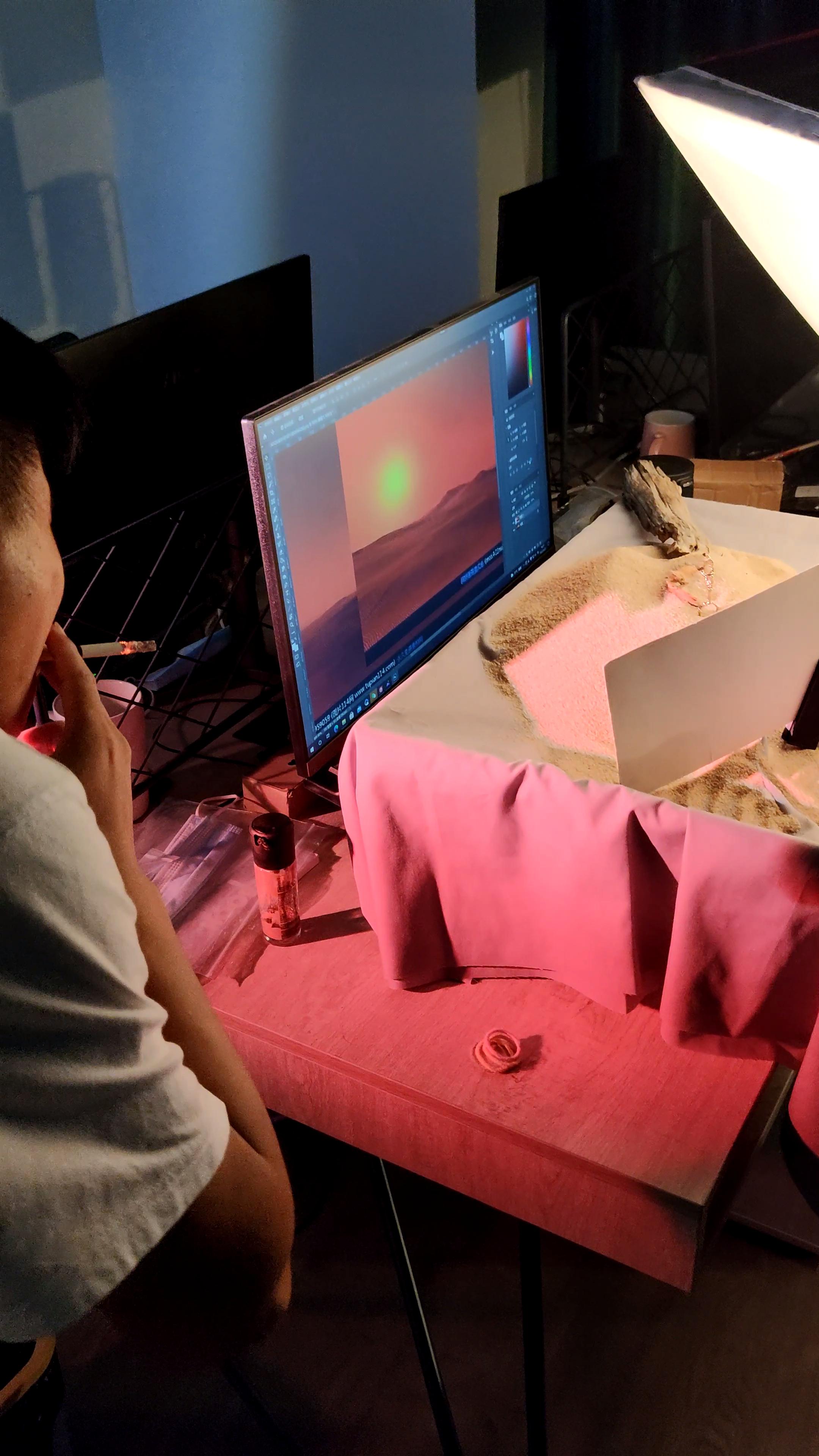 外国人是不是也喜欢戴宝石戒指,国外奇葩戒指