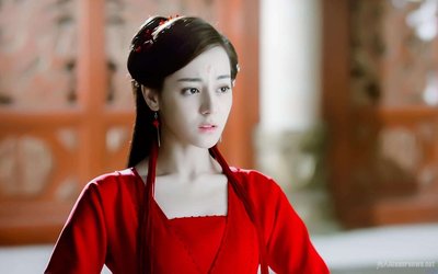 迪丽热巴跳芭蕾舞当场摔倒,迪丽热巴转场摔倒忍痛继续表演