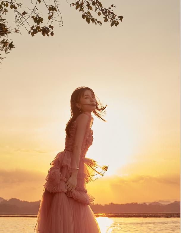 赵韩樱子终于大胆一回，穿半透明网纱裙凹造型，转身那刻太唯美了