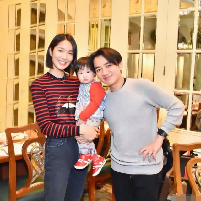 王祖蓝李亚男全家照,王祖蓝李亚男秀恩爱结婚照片