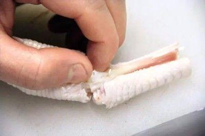 最详细鸡爪焯水剔骨教程,整鸡去骨正宗做法