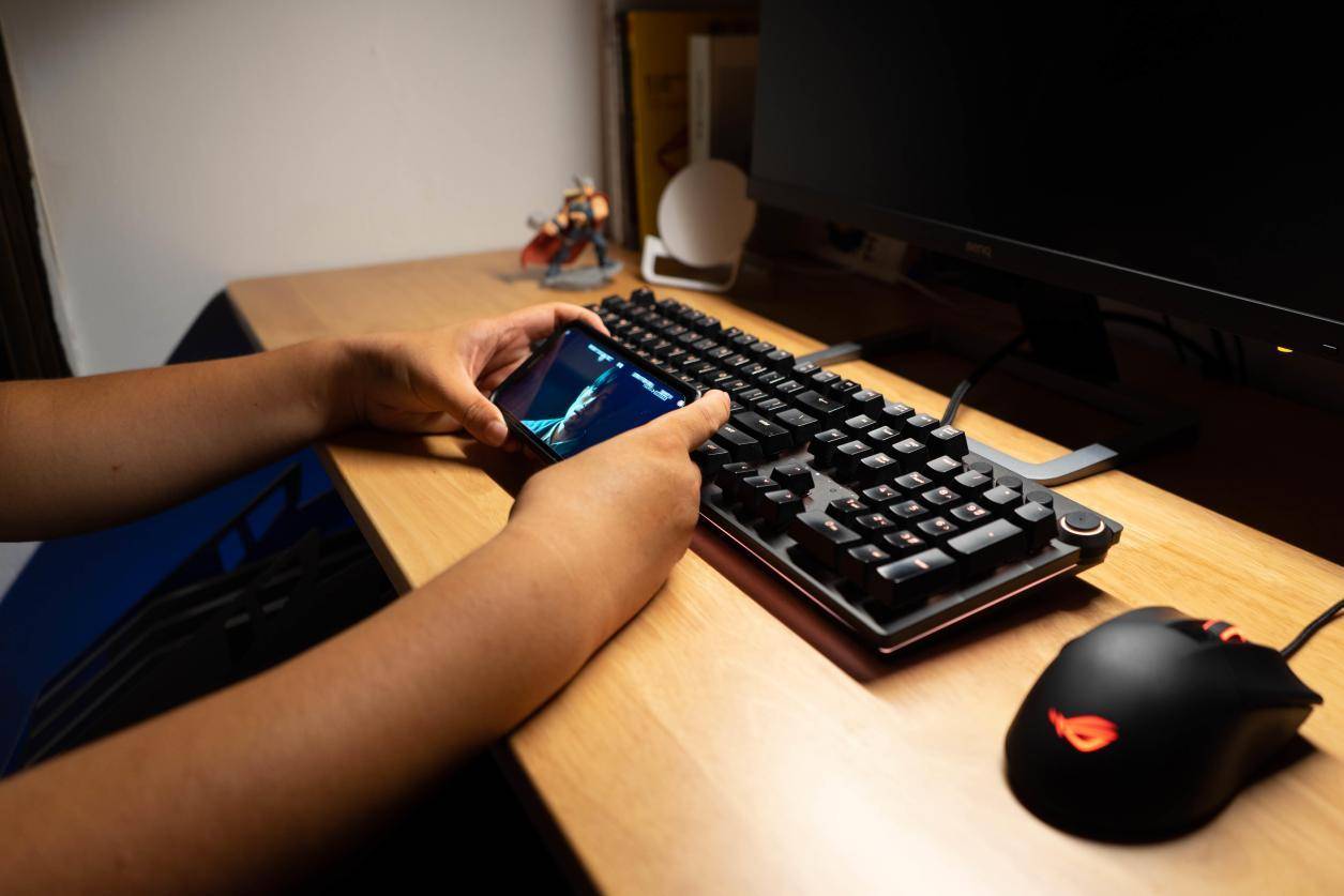 柔光不刺眼,夜间照明更舒适,体验如鱼生活非对称屏幕挂灯