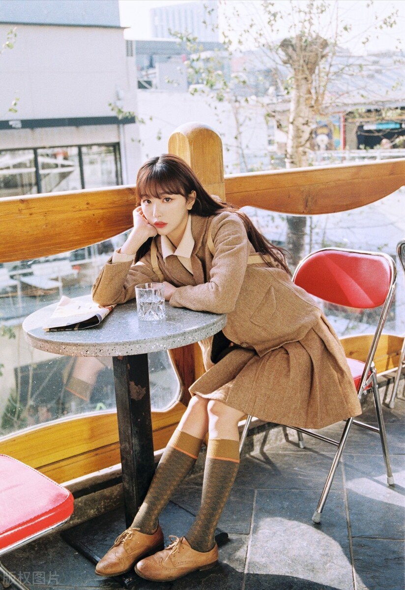 百褶裙西装外套搭配,范冰冰蓝衬衫百褶裙