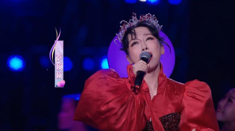 萨顶顶的“假唱转话筒事件”,萨顶顶假唱转话筒事件视频