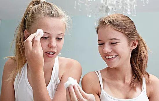 洗完脸直接敷面膜还是用爽肤水,洗完脸敷面膜的正确步骤