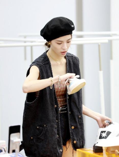 周冬雨同款军绿色外套,周冬雨荧光绿外套俏皮亮眼