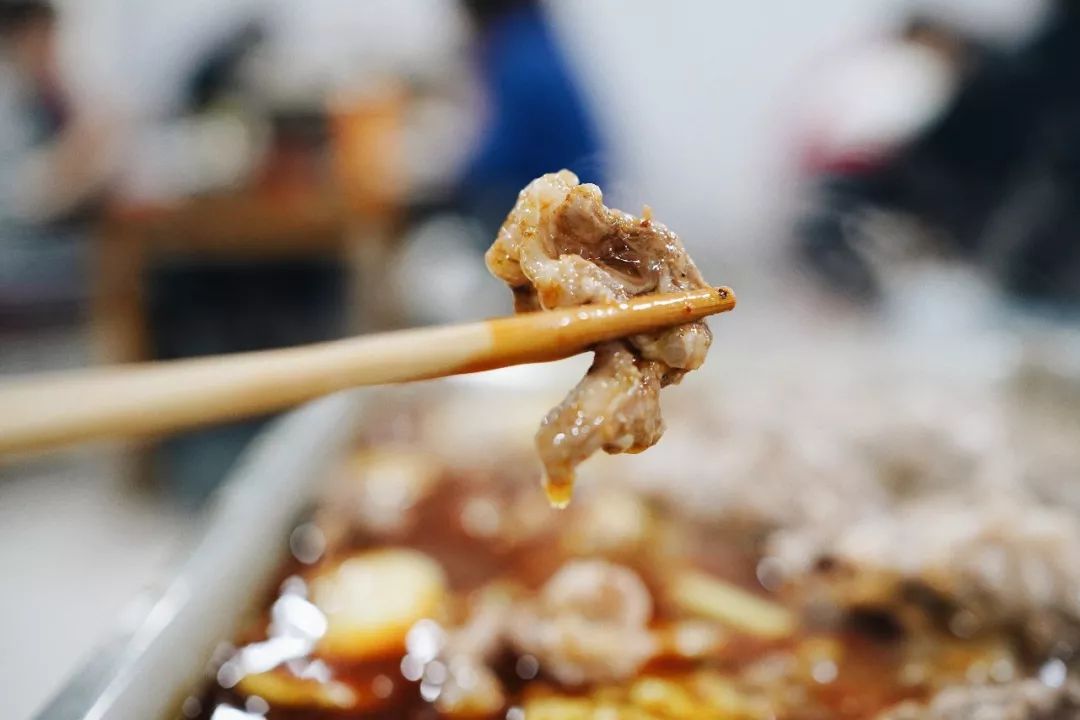 天冷了我们该吃羊肉了,冬天喝牛肉汤好还是羊肉好