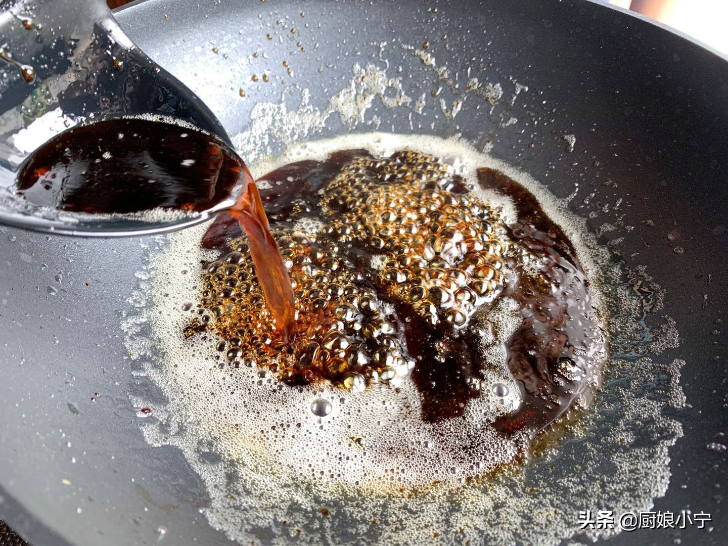 红烧猪蹄怎么才能让颜色变鲜亮,红烧猪蹄不放八角可以吗