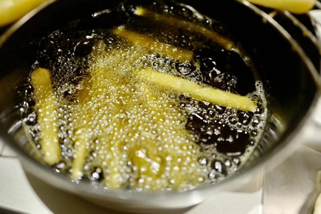 万人定闹钟早起云约早饭，为了去世界各地摆摊卖小吃做准备