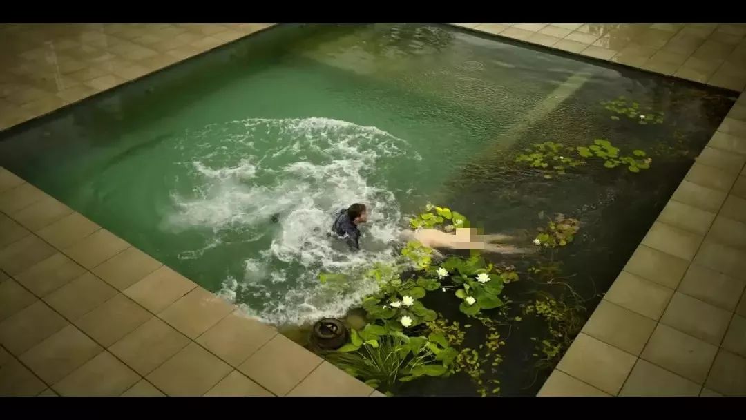 在这部电影中，满屏充满了欲望，在第一集就弄死了女主