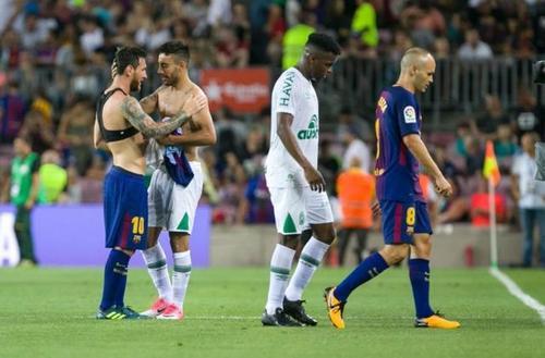 梅西眼界大开,梅西家里奖杯收藏室被对手参观