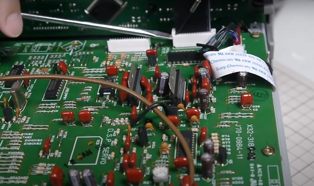 KENWOODDPF-7002CD机不读盘维修，掌握拆机步骤和更换光头的方法