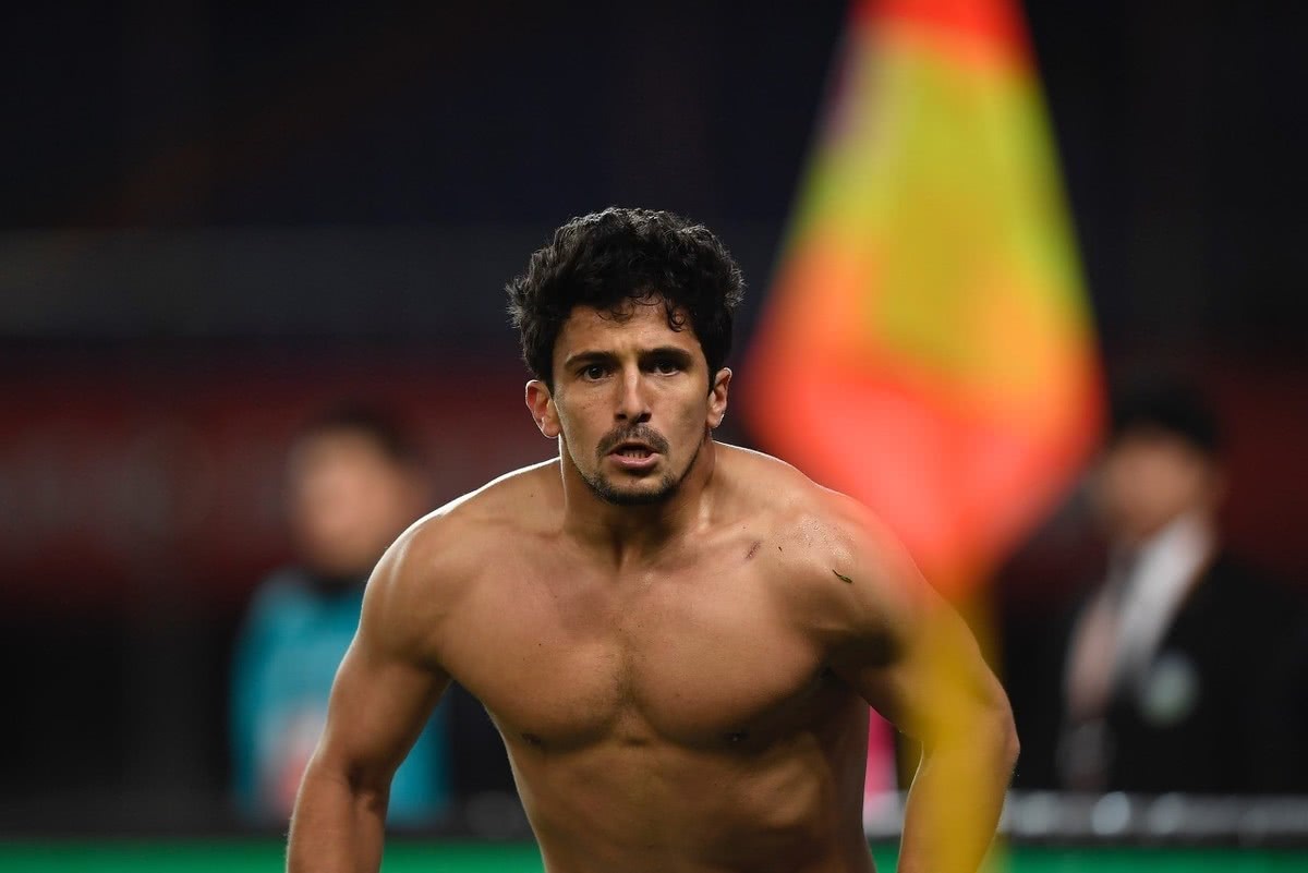 李铁为何不让阿兰和洛国富首发,国足对阿曼洛国富