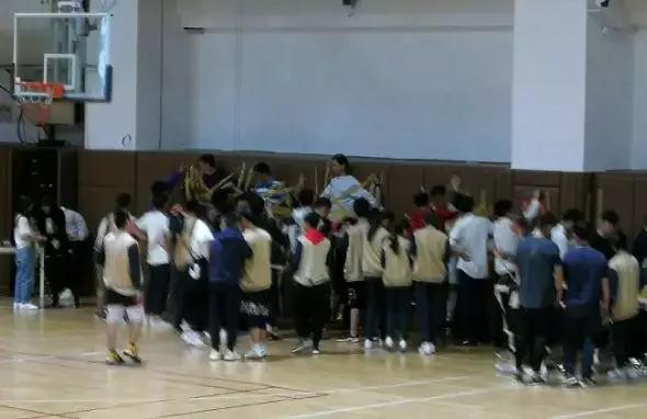 这帮学生用胶带把老师给绑了？！简直……干得漂亮