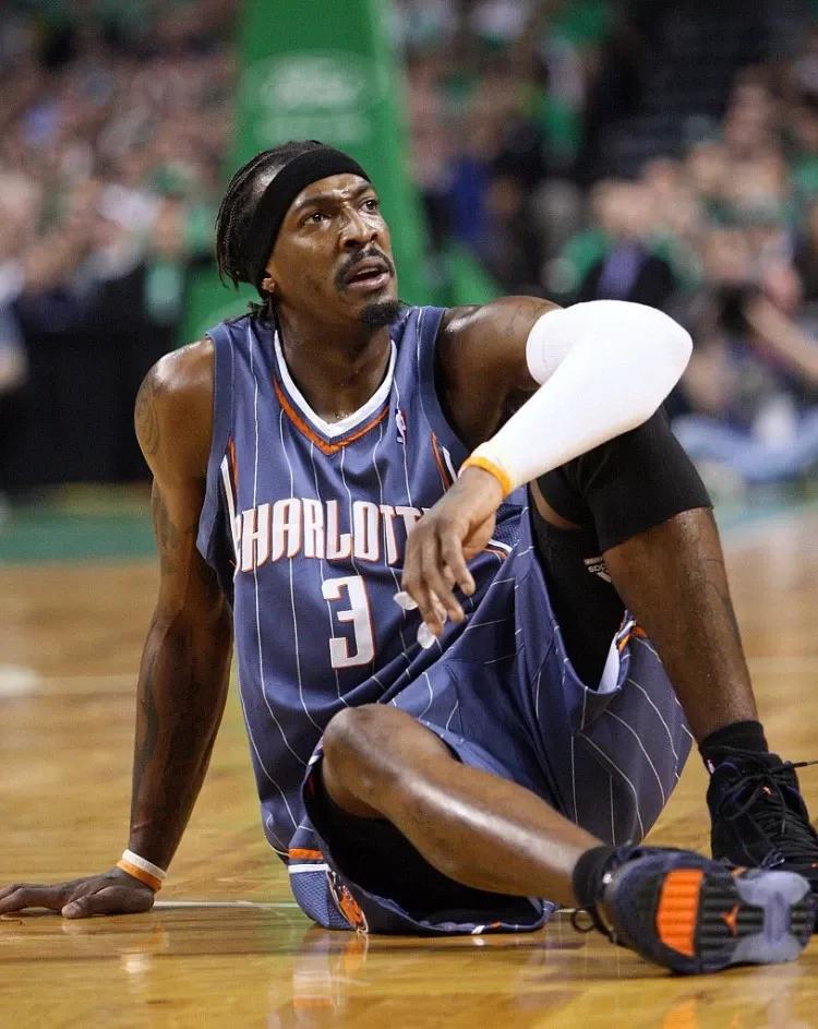 猫王华莱士拜纳姆,杰拉德华莱士被肘击视频