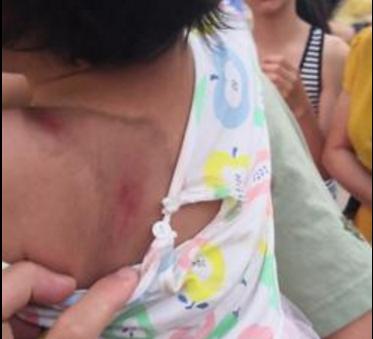 昆明商场人堆里穿梭的小火车!你有证吗?司机培训过吗?出事谁负责?