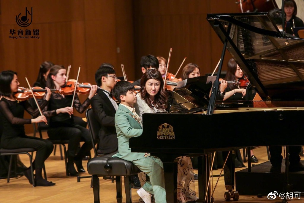 小鱼儿安吉长得帅,安吉小鱼儿最新弹钢琴视频比赛