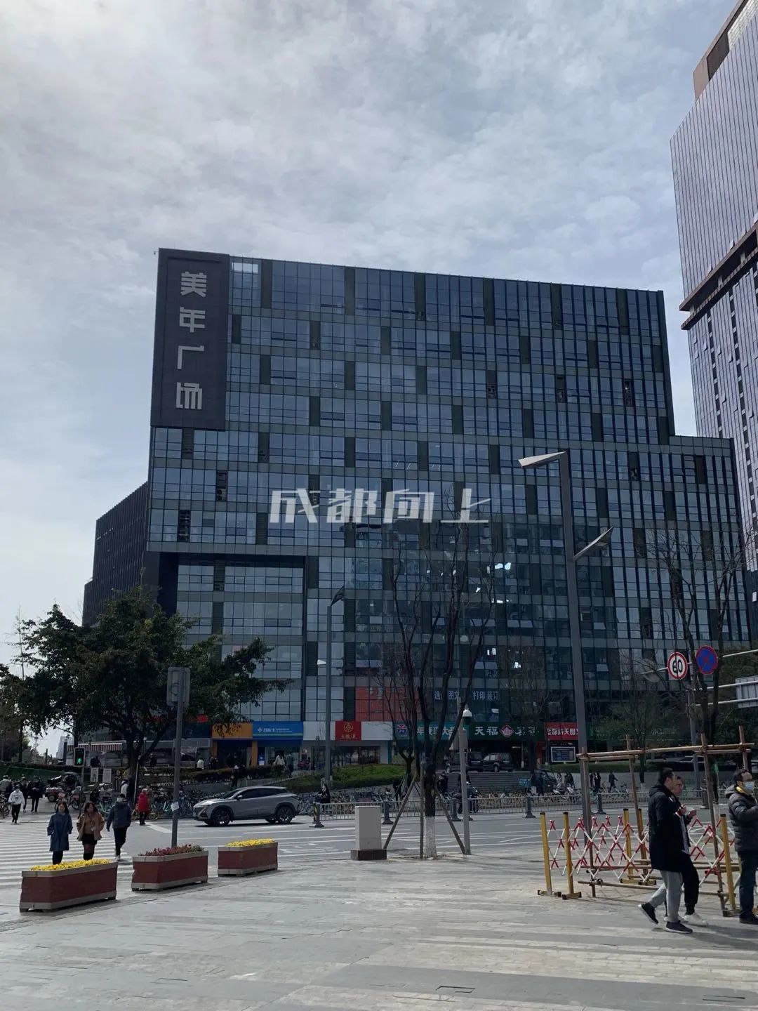 如何让成都变东京？网友：大LOGO收敛点