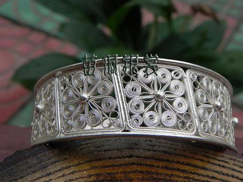 苗族姑娘戴手镯的规矩,苗族女生会戴许多首饰吗