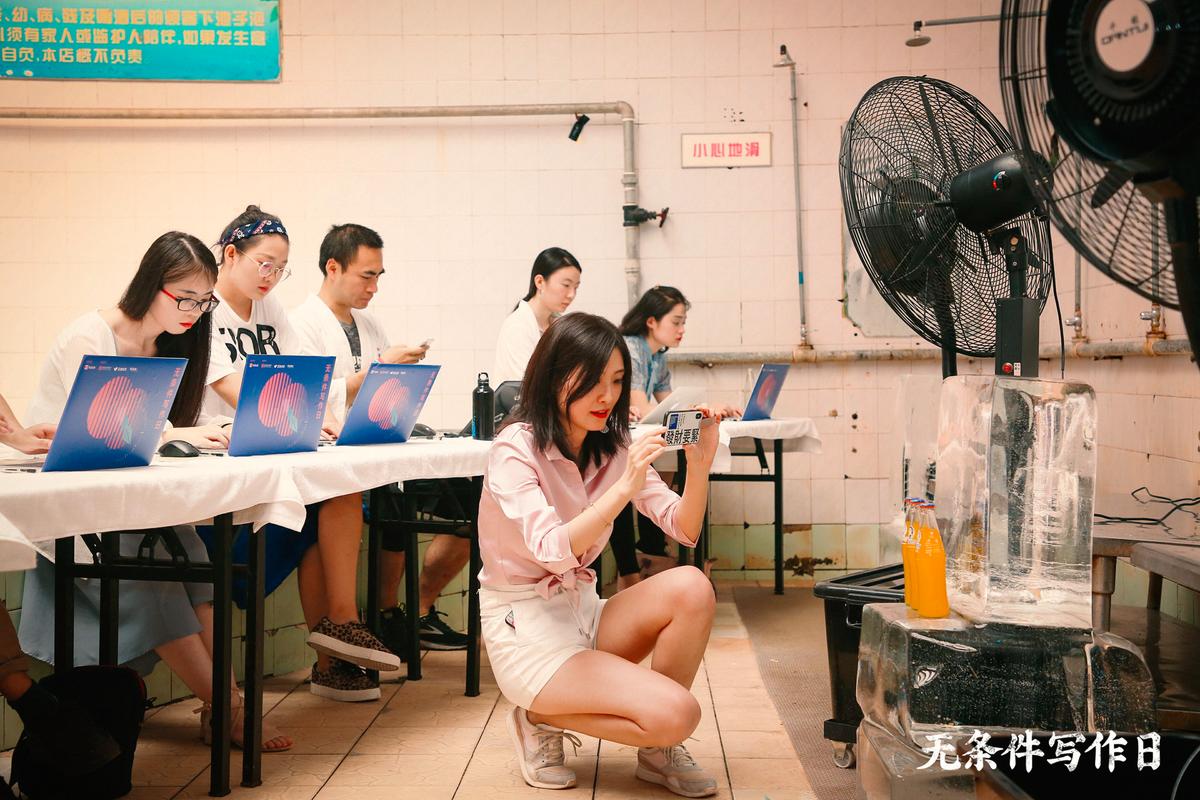 这个夏天，我们把写作搬进了胡同的澡堂里|无条件写作日