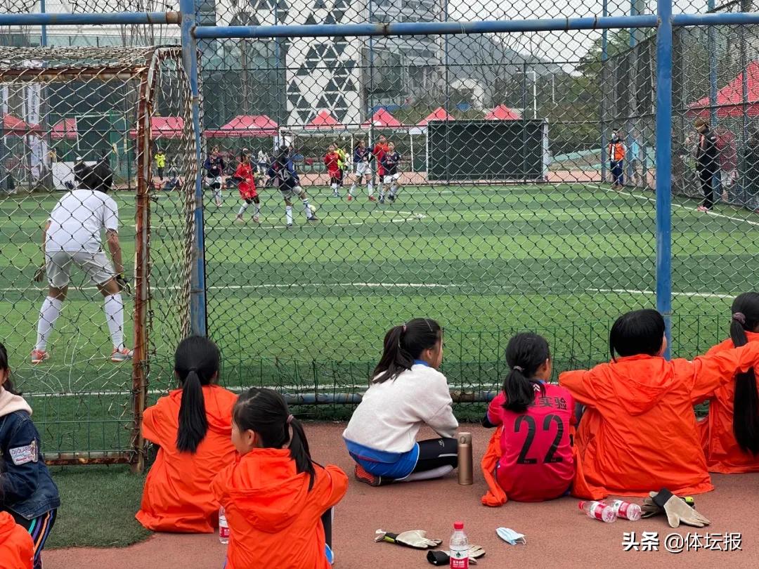 足球小将绿茵场激情飞扬,足球赛场展英姿视频