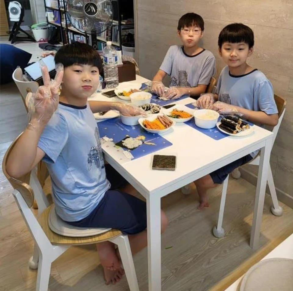 退圈读书、捞快钱、疑似“秃顶”，“表情包”萌娃现状大不同